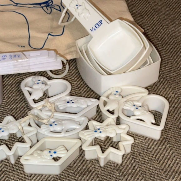 VINTAGE The Pillsbury Doughboy Canvas Tote and Baking Set - Picture 2 of 6